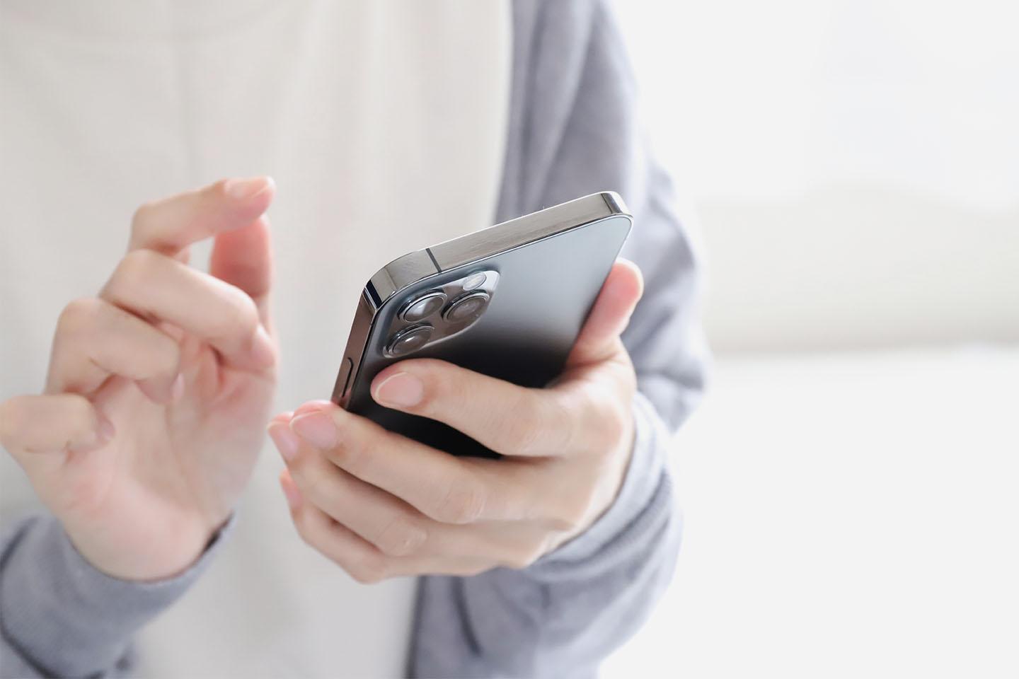 スマートフォンを触る女性