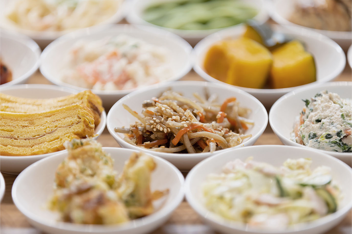 食卓に並ぶ料理