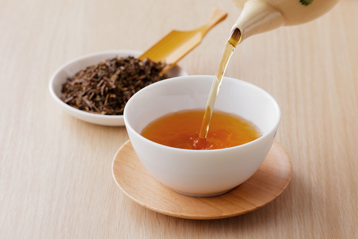 急須でお茶を入れる様子