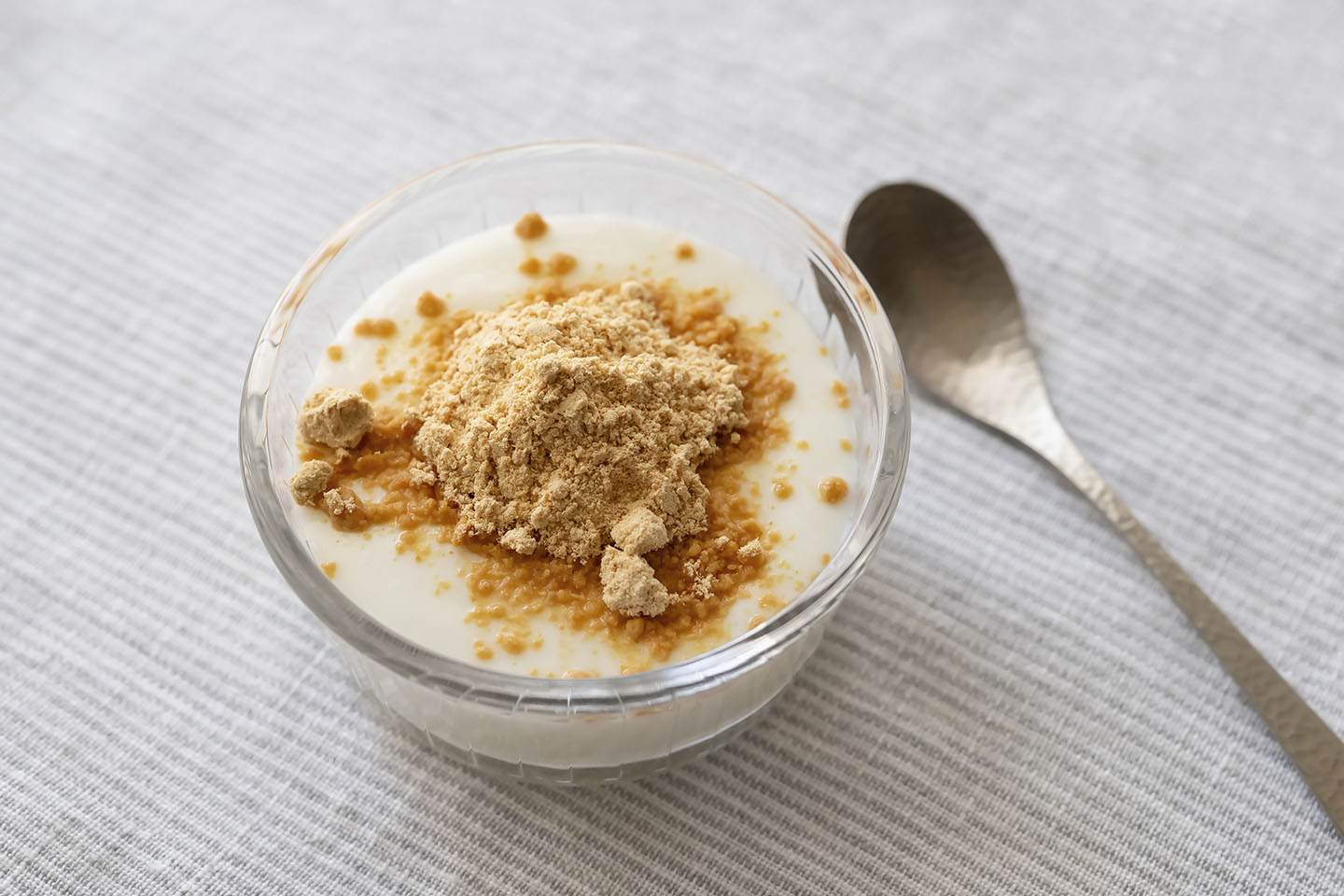 きな粉がかかったヨーグルト